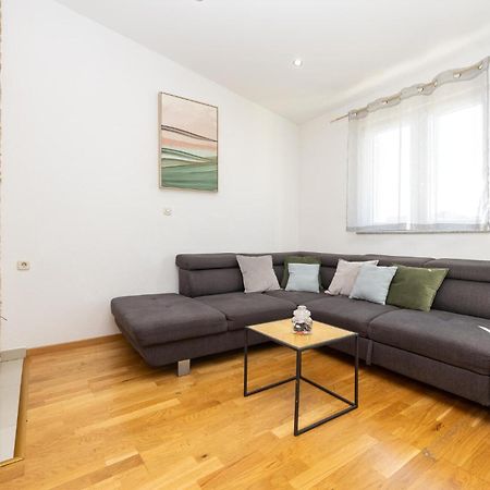 Stunning Apartment In Макарска Екстериор снимка