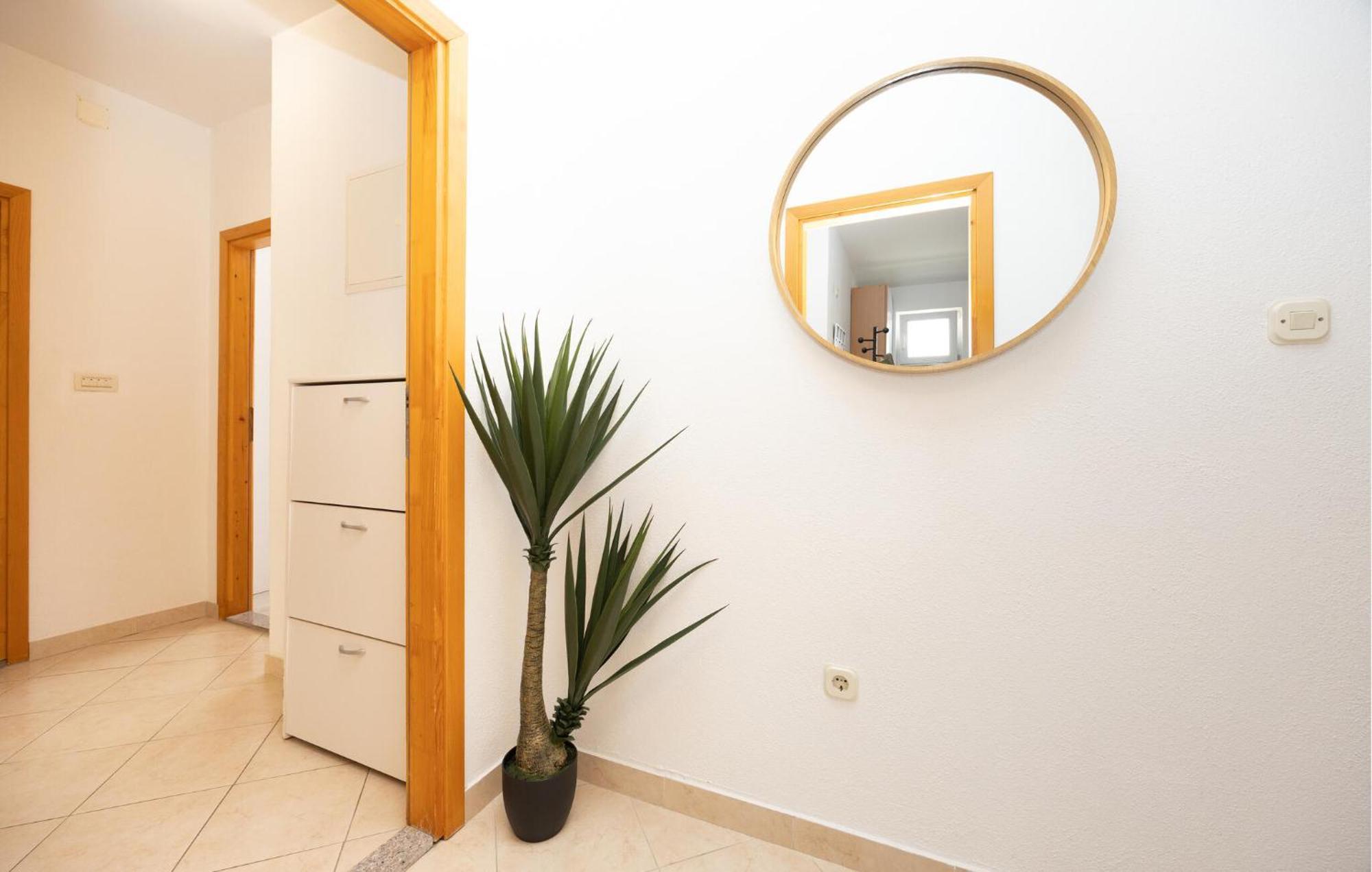 Stunning Apartment In Макарска Екстериор снимка