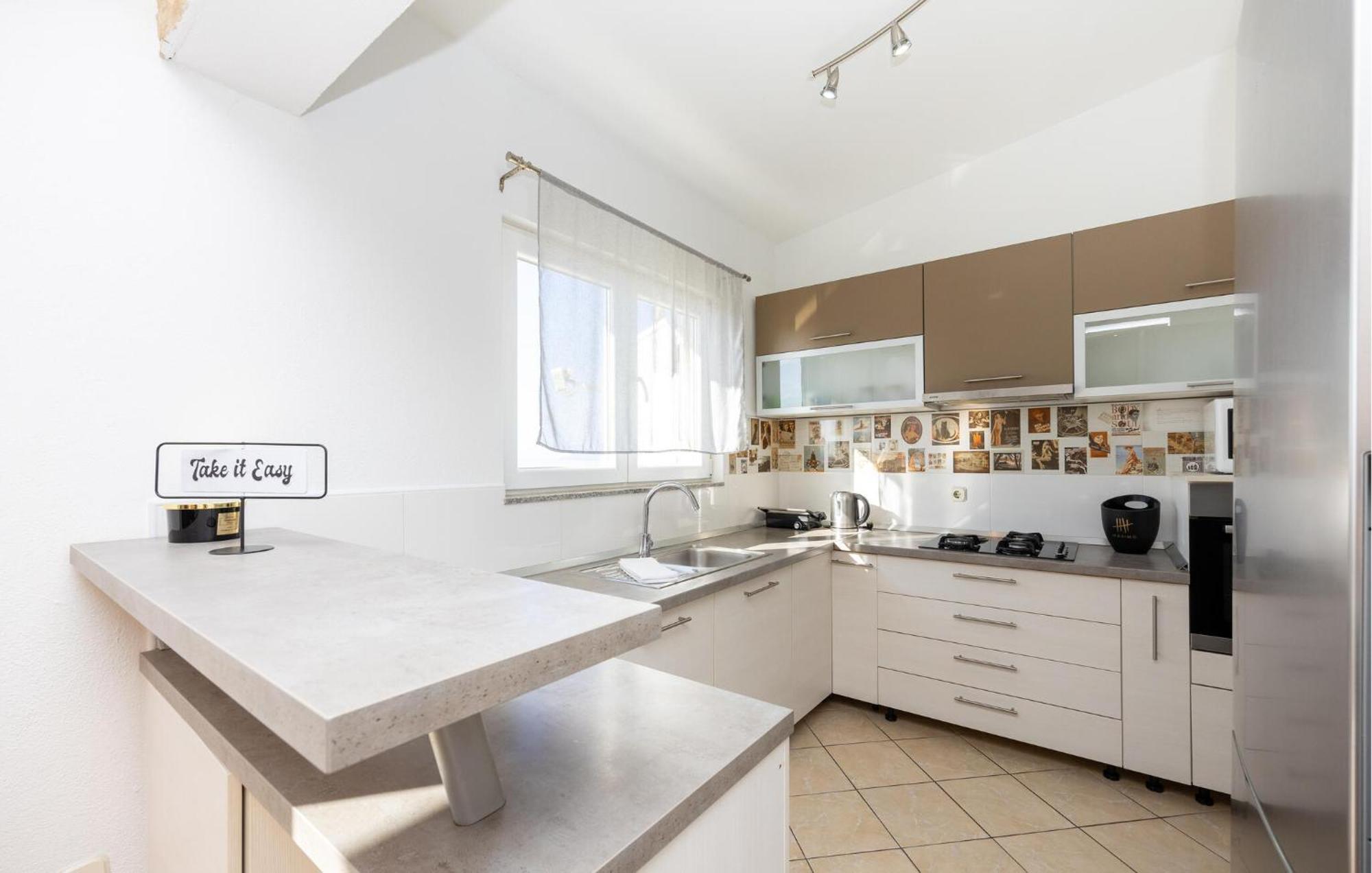Stunning Apartment In Макарска Екстериор снимка