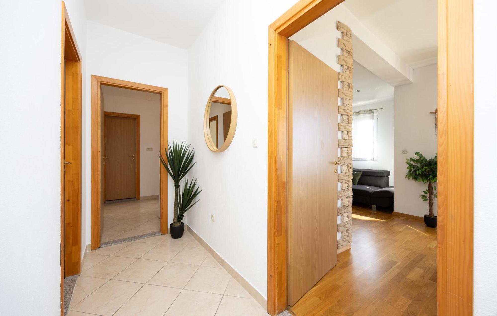 Stunning Apartment In Макарска Екстериор снимка