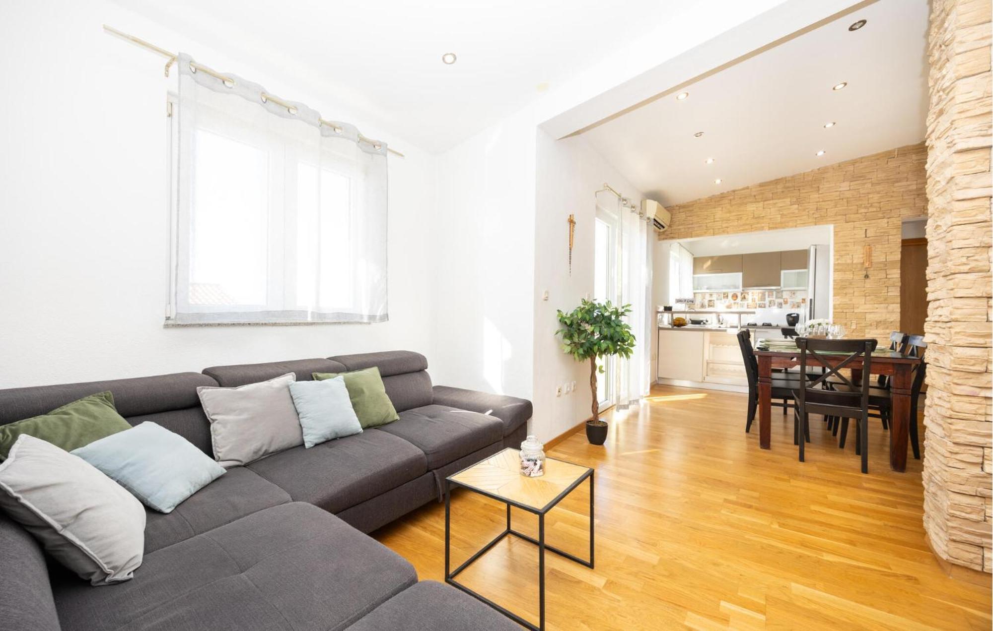 Stunning Apartment In Макарска Екстериор снимка