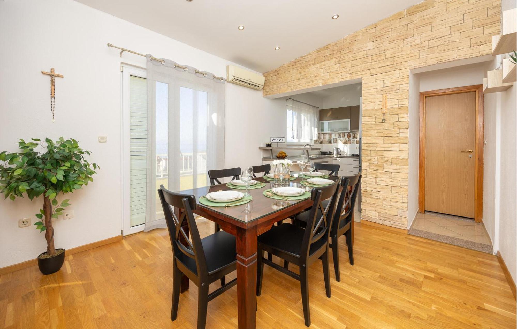 Stunning Apartment In Макарска Екстериор снимка